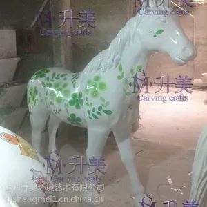 供应马雕塑卡通动物马模型雕塑玻璃钢旋转木马雕塑树脂马道具定做
