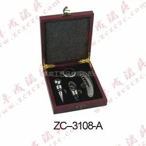 仿红木材质的酒具礼品套装,内配酒具四件套的优质红酒礼品盒