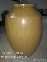 山东大酒坛1000公斤酒坛是储存白酒的容器,能促进酒的氧化还原,能催陈和促进白酒老熟,缩短储存时