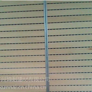 ������ѧУǽ��װ�β��� ��ľ������