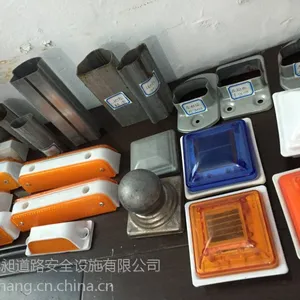 供应护栏配件丨太阳能柱帽丨连接件丨反光标丨护栏底座