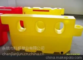 供应滚塑水马,三孔滚塑水马规格1700*700塑料水马厂家直销