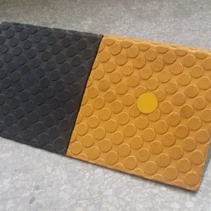 供应路沿坡是采用高强橡胶制作而成,产品坚固耐用,耐压持久寿命长,对车的磨损少,无噪音,减震性、抗压性极好
