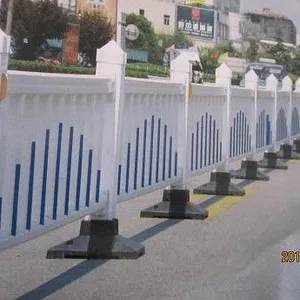 供应小区护栏网为主体钢丝网片,由立柱与连接部件等组成。