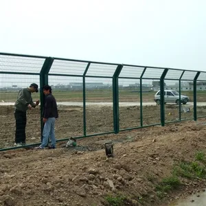 专业生产山东省镀锌防腐护栏网,路桥工程护栏网生产专家,高速公路护栏网生产,桥梁防护护栏网