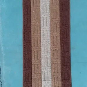 ��������ɫ���ڵ�̺�ص�