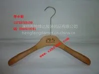 供应曲木衣架,***进口材质,专业订做木衣架