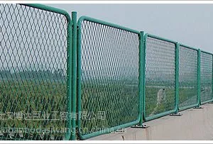 国家桥梁建设专用防眩网 噪音隔离钢板网 武汉博达围挡给出安装方案