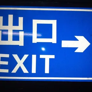 供应标志牌对天气不好起到反光作用,给人们出行和司机行车带来便利,交通安全给社会带来安宁,给家庭带来幸福