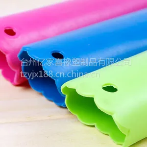 供应 硅胶剥蒜器 环保硅胶创意硅胶厨具用品 不伤手的硅胶剥蒜器