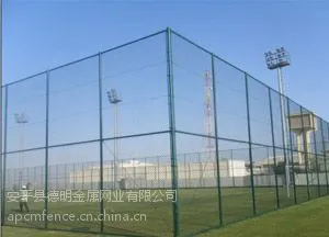 现货体育场围栏,体育场护栏网包安装,勾花网