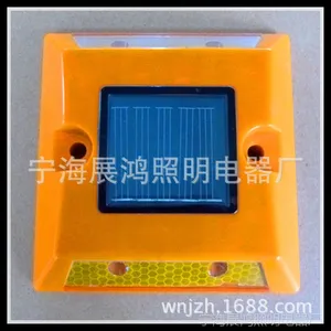 厂家供应各种LED太阳能道钉灯 塑料道钉 铸铝道钉 反光道钉