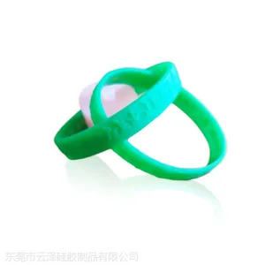 厂家定制旅游手环孔雀明王咒环 橡胶调节环带绿色硅胶凸字手环