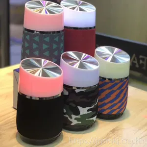 跨境HS002无线蓝牙音箱桌面蓝牙音箱 发光炫彩LED插卡音响收音机中性