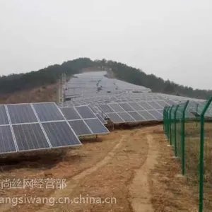 湖北十堰光伏电站围栏网 光伏场区专用铁丝网 光伏发电站绿色双边丝围栏网价格