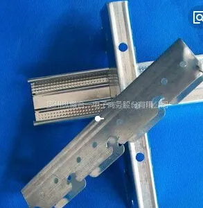 贵州轻钢龙骨厂生产:卡式龙骨、轻钢龙骨、三角龙骨、龙骨配件、烤漆龙骨、天地骨、隔墙龙骨、吊顶隔墙材料