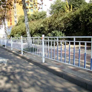 供应劢投锌钢道路护栏、公路隔离栏、公路隔离防护围栏