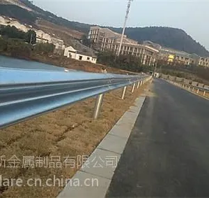 厂家生产安全防护栏 绿色喷漆两波/三波护栏板安装施工队