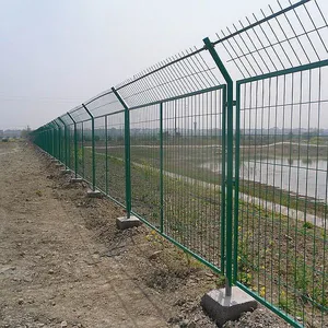 新疆欧利***应现货350丝公路隔离防护用框架护栏,可定制