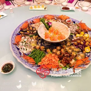 装龙虾海鲜拼盘的纯手工青花瓷大盘子图片