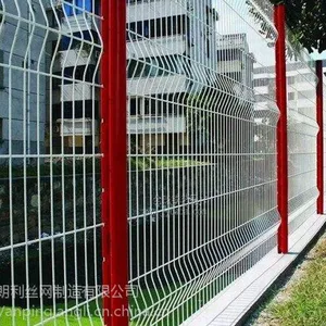 安平朗利三角折弯护栏网/隔离栅,护栏网厂家直销,采用优质低碳钢丝,表面浸塑处理,规格齐全,可订做