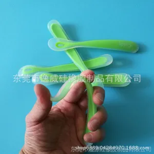 婴儿硅胶勺辅食勺子 宝宝安全软头汤匙喝汤喂药软勺 硅胶婴儿用品