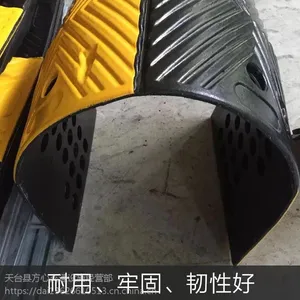 供应各类橡胶减速带/铸钢减速带/橡塑PVC减速带。批发零售