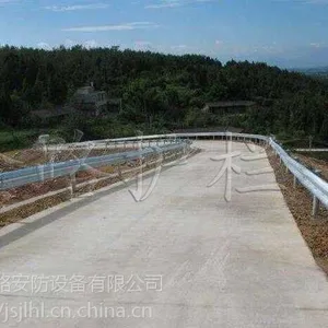 供应波形护栏 波形钢护栏 隔离栏 价格优惠 欢迎选购