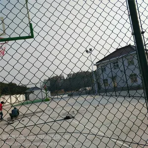 篮球场围栏网 工厂运动场地隔离网 包塑勾花网价格