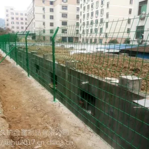 ���ڹ�԰��·��˿��Χ��1.8�׸߶���������