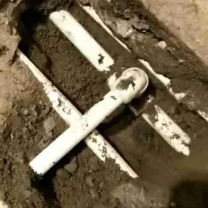 小店修脸盆漏水换上下水管