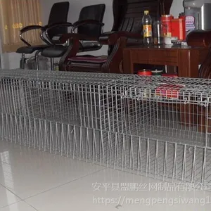 厂家专业生产十三层蛋鸡笼肉鸡笼优质4门热镀锌肉鸡笼。