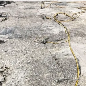 �����ڴ�����¶������ʯ��е