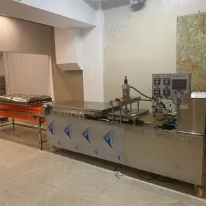 鸡肉卷饼机 全自动单饼机 万年红机械 数控烙馍机 压饼机器