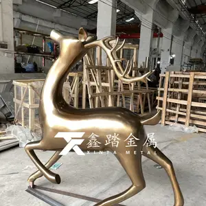 绿色草坪装饰拉丝黄古铜不锈钢梅花鹿雕塑效果杠杠滴