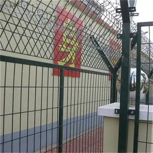 低碳钢丝焊接防暴网 钢网围墙刀刺网浸塑 Y型立柱防护网