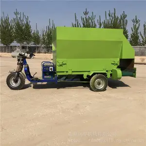 轻松养殖撒料车 自动出料喂牛车厂家
