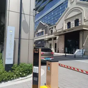 全彩屏款智慧云小区智能停车场系统 500万高清 空降广告杆一体机