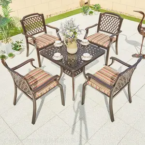 ����������԰�����������ΰ�ɫ�������Ͻ���ʻ�������