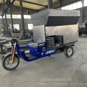 电动小型羊场喂料机 自走式双侧撒料牛羊投喂车 自动化马牛饲喂设备