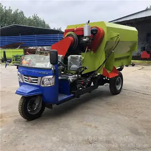 远程投放饲料喂料车 青储饲草料撒料车 三轮5方容量喂料车