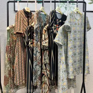 烟台市芝罘区优衣汇服装批发城阿莱贝琳夏***女装品牌折扣店