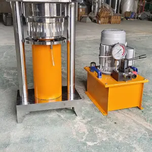 中小型芝麻压油机,香油设备总经销处 聚财榨油机
