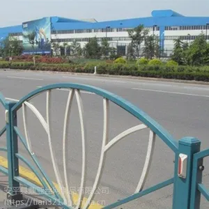 厂家加工厂区-公路-小区-铁艺护栏网间隔防撞栏批发
