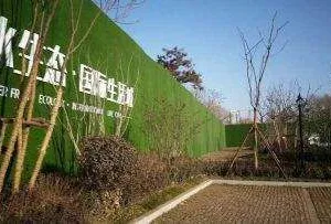 仿真草皮围挡广告牌制作|北京嘉铭人造草坪广告围挡加工厂家