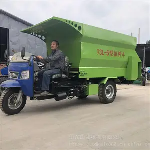 电动小型羊场喂料机 自走式双侧撒料牛羊投喂车 自动化马牛饲喂设备