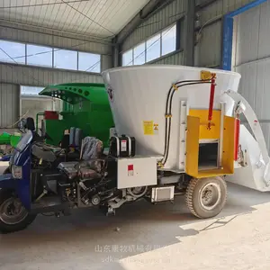 车载移动三轮搅撒车 育肥牛营养饲料投喂机 草料自动抛撒车