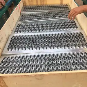鳄鱼嘴防滑板 不锈钢凹凸鱼眼踏板 镀锌楼梯踏板 锯齿铝板防滑跳板