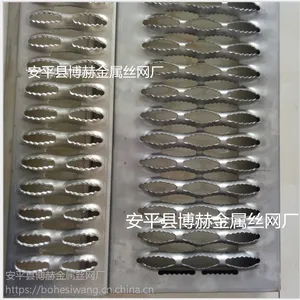 专业生产鳄鱼嘴冲孔防滑板 镀锌防滑板 工业平台起鼓防滑板