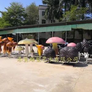 姿态颜色各异的玻璃钢菌菇造型雕塑远赴云南“松茸之乡”